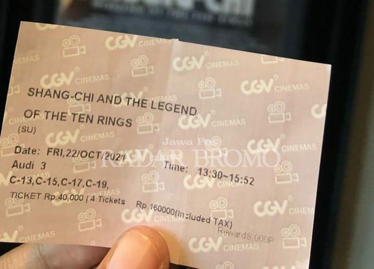 TIKET: Imroatun Ainun Azizah menunjukkan tiket film yang dibeli, berjudul Shang-Chi and The Legend of The Ten Rings.