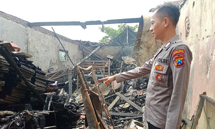 PENYELIDIKAN: Polsek Rejoso melakukan olah TKP pada gudang Ponpes Ihya&rsquo;us Sunnah yang terbakar di Desa Toyaning, Rejoso, Sabtu (24/2).