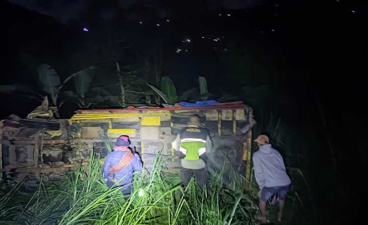 NAHAS: Kondisi truk yang ditumpangi rombongan Bantengan usai terguling di Tutur. (Istimewa)