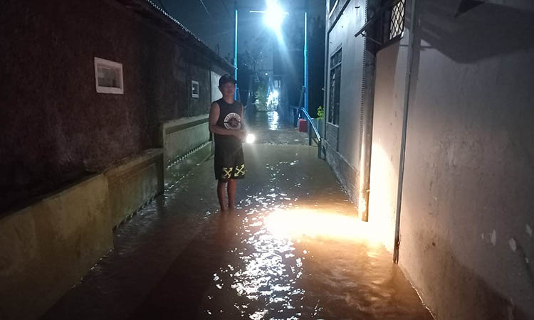MENGGENANG: Sisa banjir setinggi 15 sentimeter di Gg. Siwalan, RT 01/RW 01, Dusun Karang Dalem, Desa Kedungdalem, Kecamatan Dringu, Kabupaten Probolinggo, Minggu (25/2) malam.