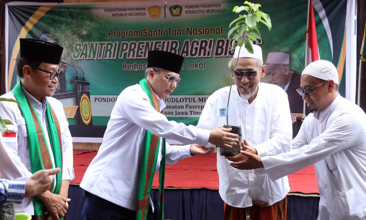 BERKUNJUNG: KH Masyhudi Nawawi (dua dari kanan) bersama Wamentan Harvick Hasnul Qolby saat berkunjung ke Pasuruan akhir Januari lalu.
