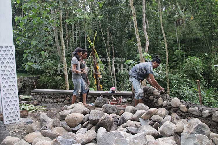DIBANGUN: Sejumlah pekerja membangun penguat bahu jalan di ruas jalan RT 1/RW 1, Dusun Krajan sampai RT 17/RW 9, Dusun Togur, Desa Tlogoargo.