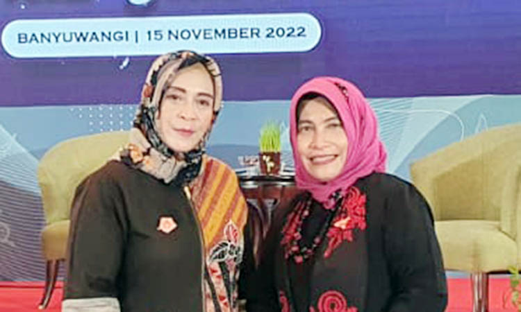 SAMA-SAMA DOKTER: Dyah Retno Lestari (kiri) bersama kakaknya Dyah Retno Andayani dalam peringatan hari kesehatan nasional (HKN).