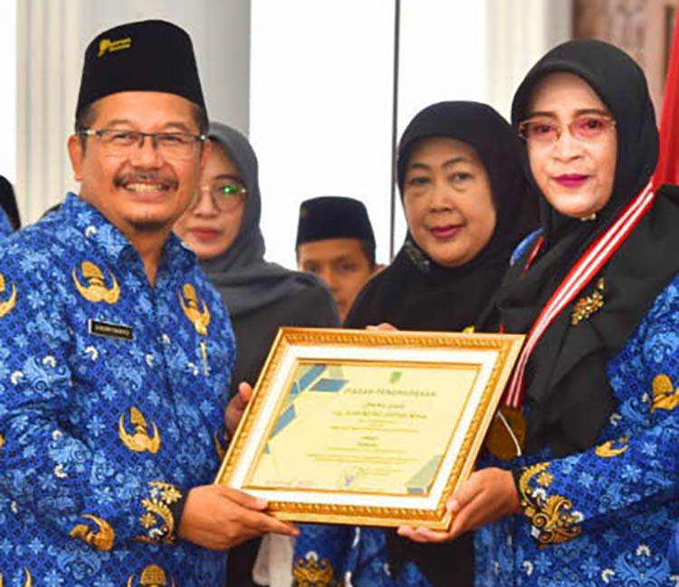 SEJAK 2020: Dyah Retno Lestari menerima penghargaan dari Pj Bupati Pasuruan.