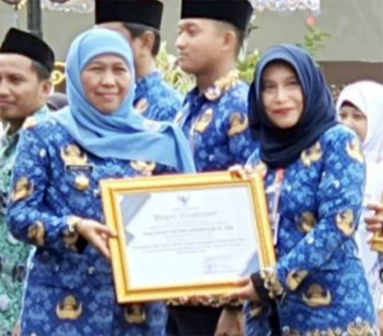 BANYAK PRESTASI: Dyah Retno Andayani saat menerima penghargaan dari Gubernur Jatim Khofifah.