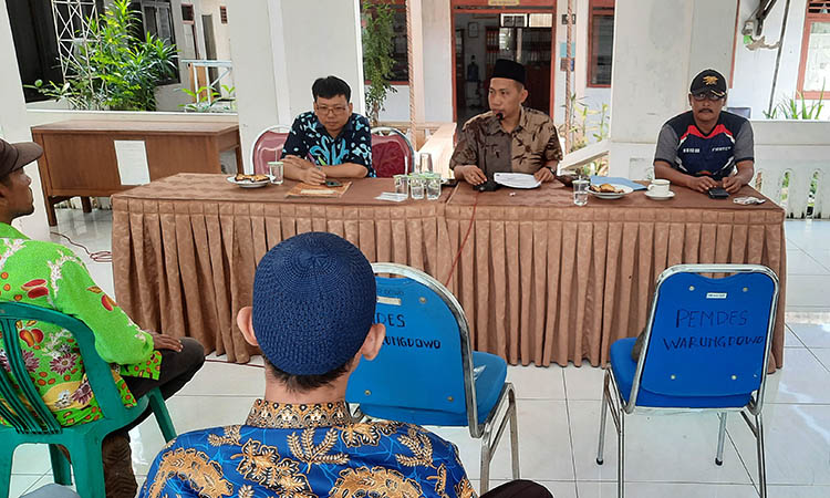 BACAKAN: Kepala Desa Warungdowo M. Muzammil (tengah) saat membacakan putusan MA atas sengketa lahan yang digunakan oleh Romi, bos bengkel di Warungdowo, Kecamatan Pohjentrek.&nbsp;