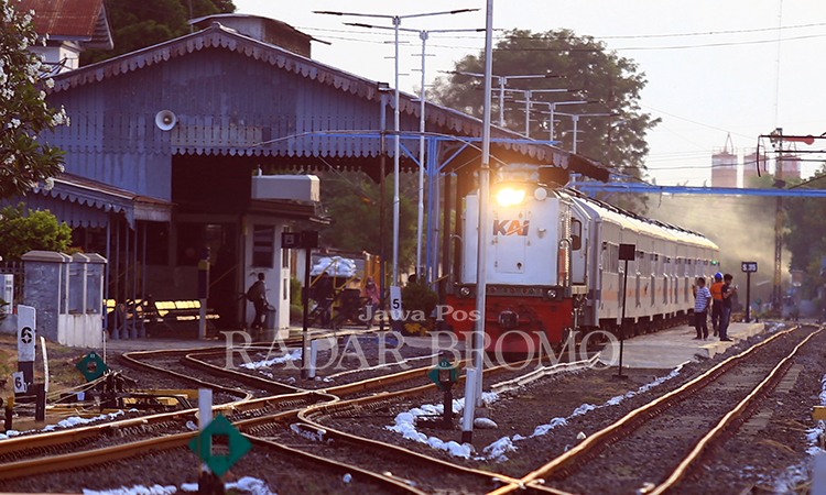 BERANGKAT: Kereta api yang akan berangkat dari Stasiun Probolinggo.