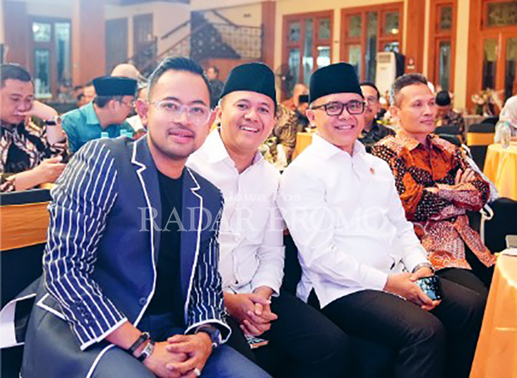 AKRAB: Owner Juragan99 Trans Gilang W. Pramana tampak akrab diskusi bersama Menteri PAN-RB Abdullah Azwar Anas dan Anggota DPR RI Gus dr. Mufti dalam acara malam Anugerah Radar Bromo Award 2024.
