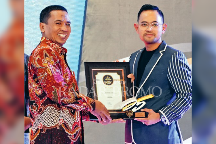 PIONIR SLEEPER BUS: Owner Juragan99 Trans Gilang W. Pramana mendapatkan penghargaan Anugerah Radar Bromo Award 2024.