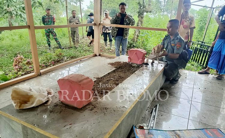 DIBONGKAR: Sebuah bangunan makam yang diklaim sebagai Petilasan Syekh Maulana Ishaq di Desa Kalianan, Kecamatan Krucil, dibongkar Kamis (29/2).