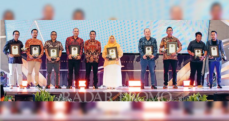 MENGINSPIRASI: Owner Juragan99 Trans Gilang W. Pramana bersama delapan penerima Anugerah Radar Bromo Award 2024 kategori Perusahaan.