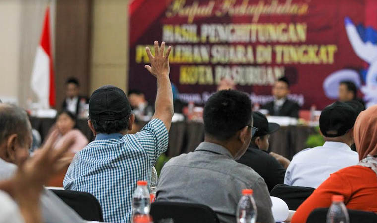 INTERUPSI: Suasana rekapitulasi di Kota Pasuruan.