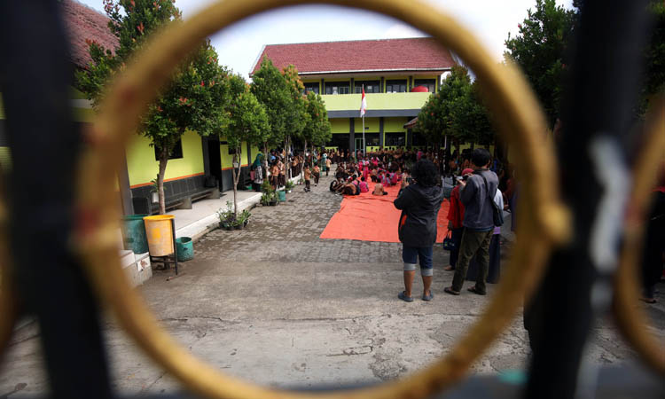 DI HALAMAN: Siswa dan guru doa bersama supaya permasalahan tidak terjadi lagi.