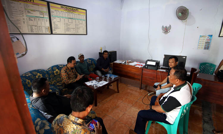 CARI JALAN KELUAR: Mediasi antara ahli waris dan pihak sekolah di kantor desa.