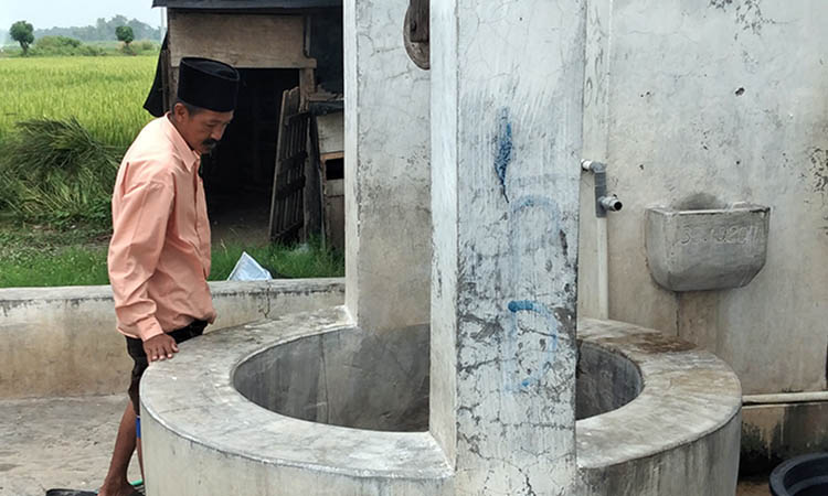 SUMBER: Ropik, salah satu warga Desa Pasinan, Kecamatan Lekok, saat menunjukkan keberadaan Sumur Legi.