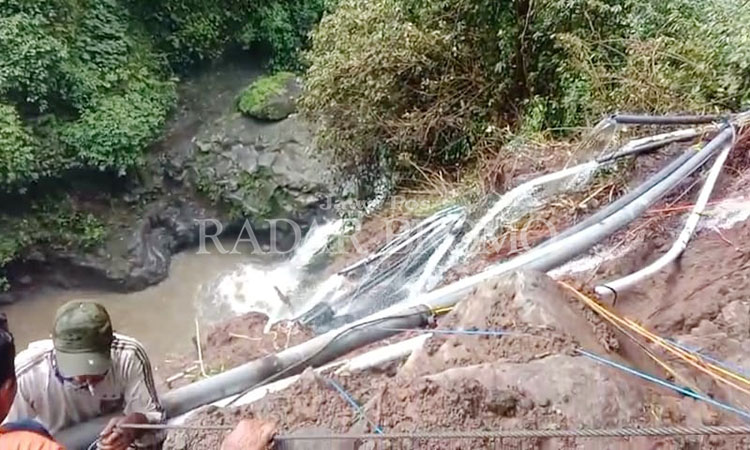 RUSAK: Jaringan pipa Perumdam Tirta Argapura di sumber mata air Umbulan Sukapura, Kabupaten Probolinggo rusak tertimpa material longsor.&nbsp;