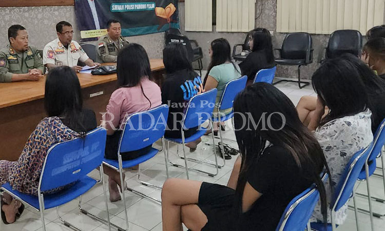TAK AKAN DITOLERIR: Sepuluh PSK yang diamankan dari Watuadem Tretes, Kecamatan Prigan, Kamis (29/2) dini hari langsung dikirim ke Balai PMKS Sidoarjo.&nbsp;