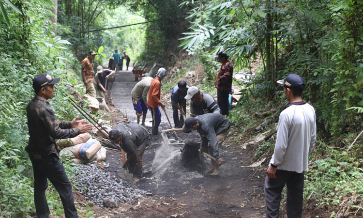 DIBANGUN: Sekretaris Desa Jangkang Muhammad Arief (kiri) mengecek pembangunan jalan rabat beton di RT 14/RW 7, Dusun Jebun.&nbsp;