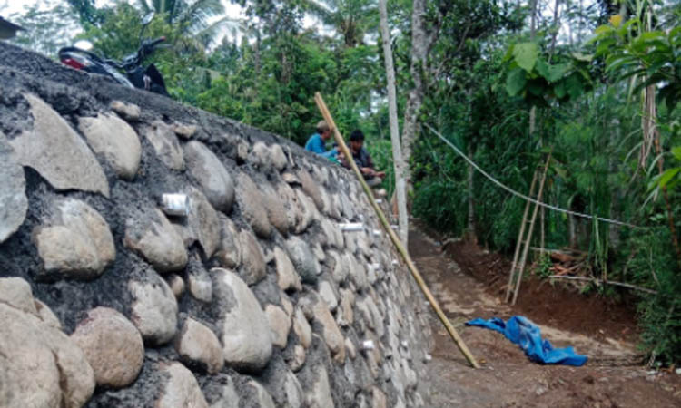 KOKOH: Beberapa pekerja sedang membangun TPT di RT 7/RW 5, Dusun Blimbingan.&nbsp;