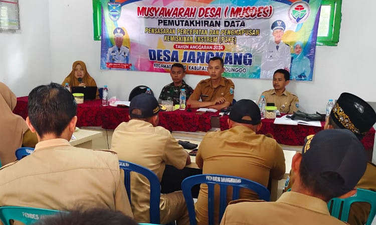 SINERGI: Kepala Desa Jangkang Sunarji (dua dari kanan) bersama Forkopimka Tiris saat musyawarah desa.&nbsp;