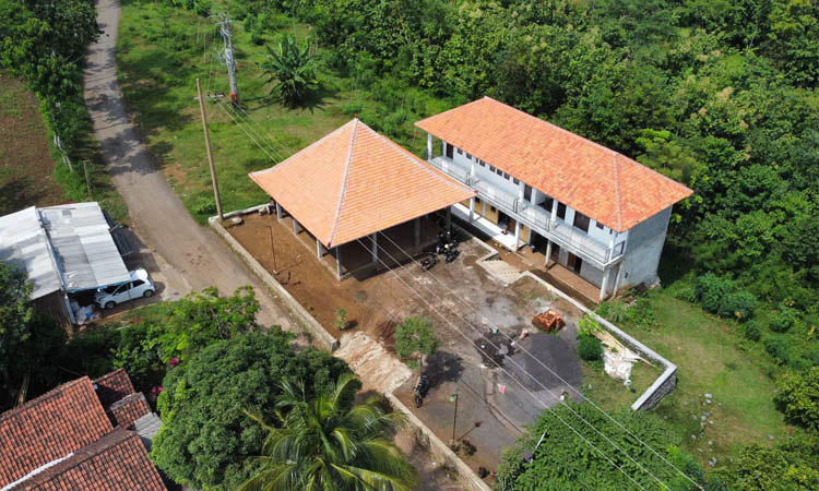 DIBANGUN: Balai Kemasyarakatan Desa Racek di RT 8/RW 2, Dusun Bukoan, masih dalam proses pengerjaan.&nbsp;