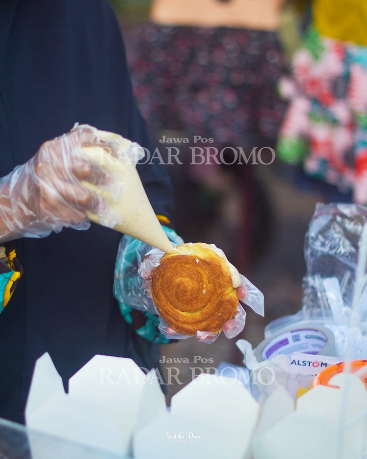 BIKIN KETAGIHAN: Proses pengisian cromboloni dengan isian glaze.