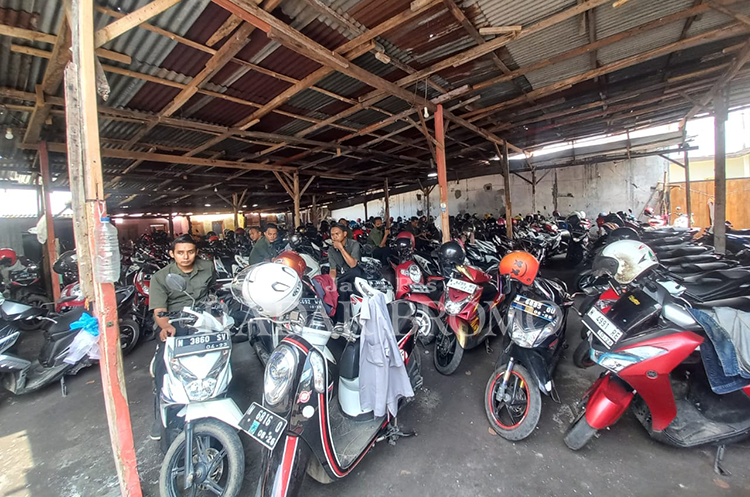 RAMAI: Suasana di salah satu lahan parkir di belakang PT Eratex Djaja, Probolinggo.