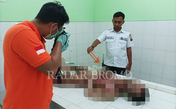 MELEPUH: Jasad Saifullah, 28, dievakuasi ke kamar mayat RSUD Waluyo Jati Kraksaan, Minggu (3/3). Tubuhnya penuh luka bakar saat ditemukan.
