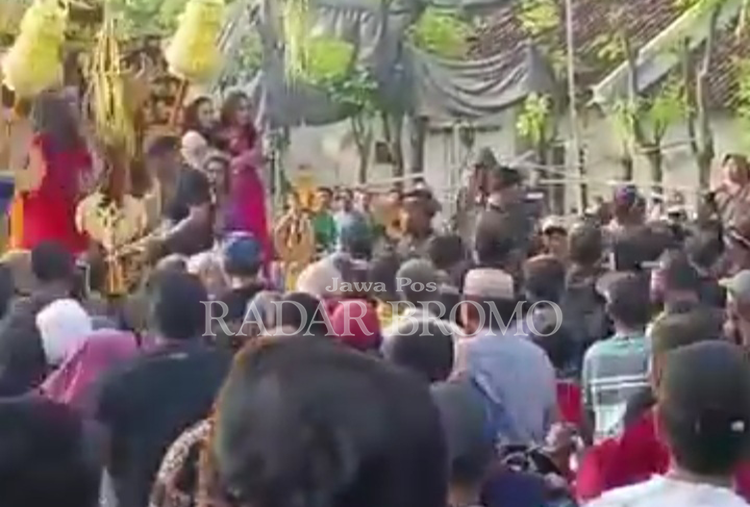 CEKCOK: Pawai santri dalam rangka Imtihan Madrasah Miftahul Ulum Desa Kedawang, Kecamatan Nguling, melintasi jalan desa.
