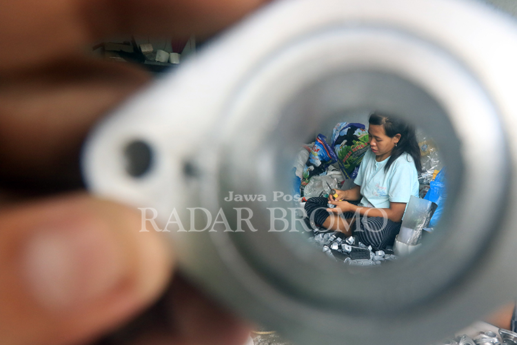 BERGAIRAH: Perajin logam di Kota Pasuruan menggarap pesanan konsumen. Pemkot Pasuruan tahun ini optimistis investasi terus tumbuh.