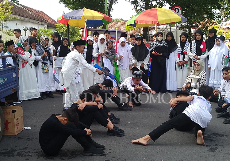 SOLIDARITAS: Ratusan siswa SDIT Tahfidz Bintangku, Kota Probolinggo, mengadakan Tarhib Ramadhan dan Munashoroh Palestina. Terlihat sejumlah siswa membawakan drama tentang Perjuangan Rakyat Palestina d