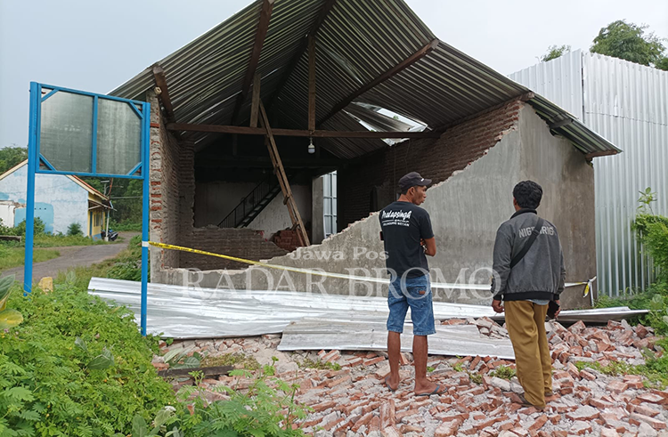 BOLONG: Bangunan yang diduga menjadi tempat ledakan elpiji di Krejengan, Kabupaten Probolinggo. Dinding bangunan bolong setelah terdengar suara ledakan, Minggu (3/3).