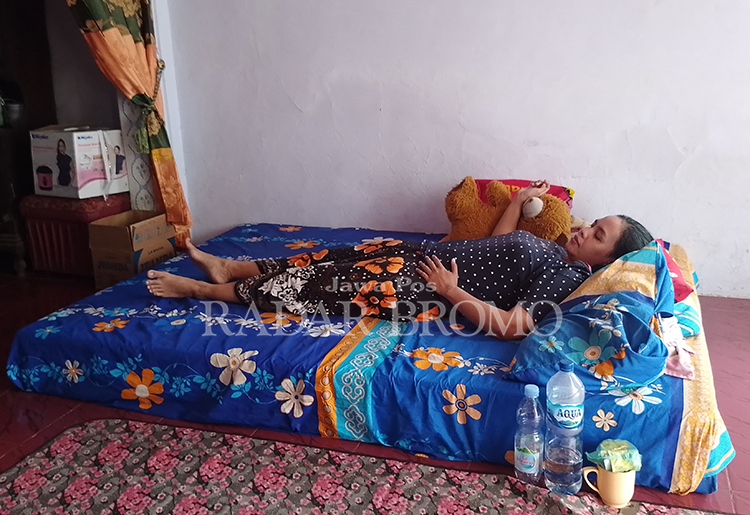 MASIH SAKIT: Siti Sulaiha beristirahat di rumahnya untuk memulihkan kesehatannya setelah menjadi korban begal, Jumat (1/3).