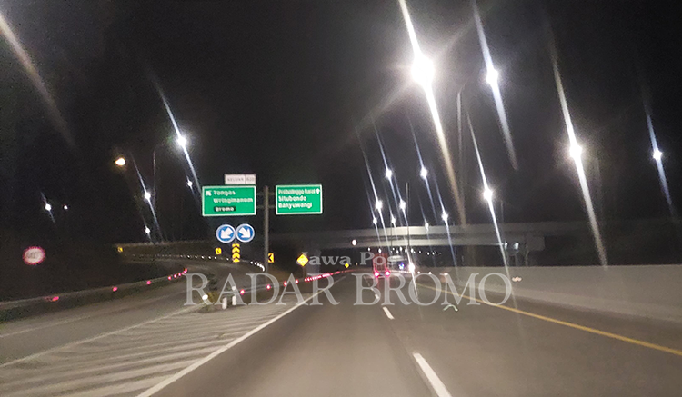TIDAK GRATIS: Ruas Jalan Tol Pasuruan&ndash;Probolinggo (Paspro) tidak lagi gratis. Jalan Tol Paspro ini resmi bertarif sejak Minggu (3/3).
