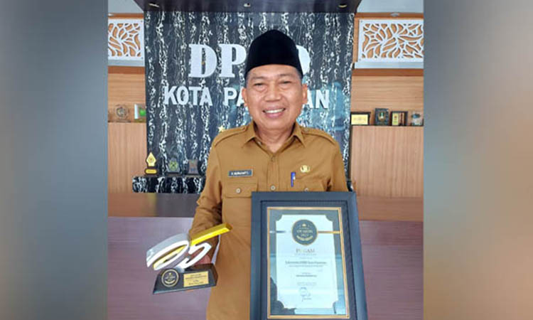 BERPRESTASI: Sekretaris DPRD Kota Pasuruan H. Raden Murahanto, S.Sos, MM menerima Plakat Anugerah Radar Bromo Awards 2024.