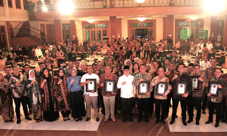 MEMBANGGAKAN: Penerima penghargaan Radar Bromo Awards 2024 diapresiasi oleh Menteri PAN-RB Abdullah Azwar Anas yang ikut hadir di Paseban Sena, Kota Probolinggo pada 28 Februari lalu.
