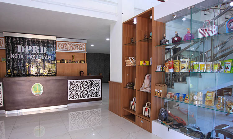 PEDULI UMKM: De Pe Er Mart di Lobi Kantor Dewan yang berisi berbagai produk unggulan UMKM Kota Pasuruan.