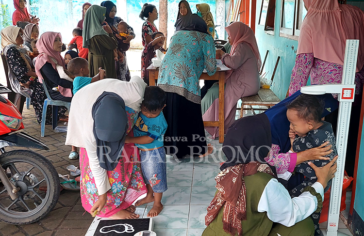 JAGA KESEHATAN: Sejumlah bocah mengikuti kegiatan Posyandu di Desa Jatisari.