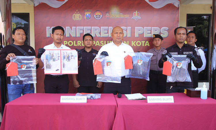 DIAMANKAN: Sejumlah barang bukti yang disita polisi dari tangan tersangka Samsudi.