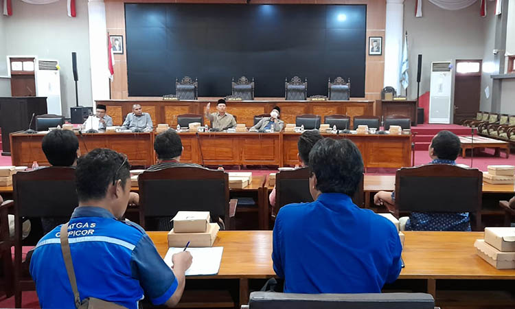 BAHAS: Rapat Komisi I DPRD Kota Pasuruan dengan sejumlah OPD dan provider di kantor dewan.