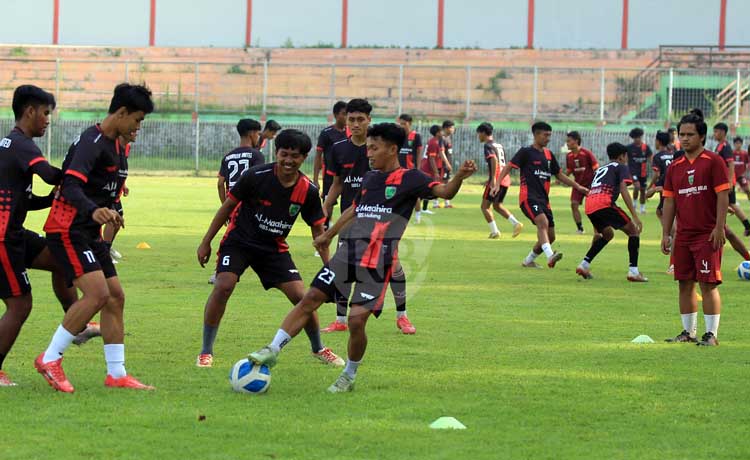 Suasana seleksi pemain Pasuruan United. (Mokhamad Zubaidillah/ Radar Bromo)