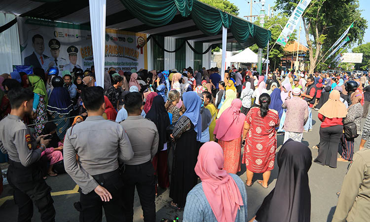 DISERBU: Warga Kota Probolinggo menyerbu beras murah yang dijual saat pasar murah di depan kantor Pemkot Probolinggo, Rabu (6/3).