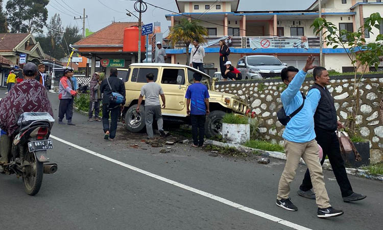 HUMAN ERROR: Kecelakaan yang melibatkan Jip Bromo di Sukapura, Rabu (6/3).