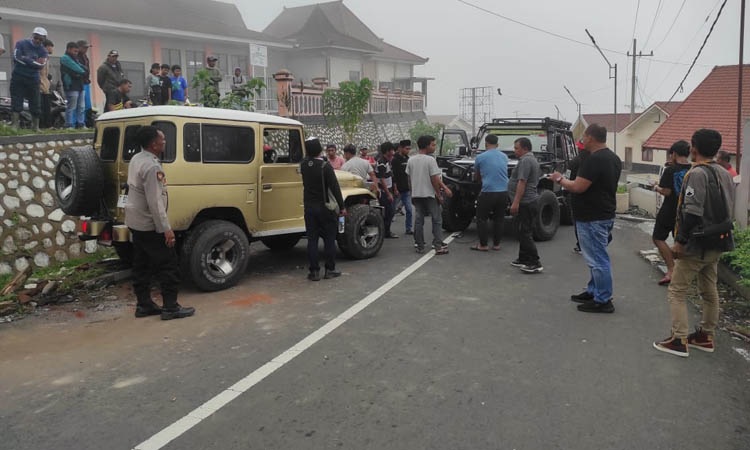 HARUS DIEVALUASI: Jip Bromo yang terlibat kecelakaan saat dievakuasi. Belakangan banyak terjadi kecelakaan kendaraan wisata ke Bromo ini.