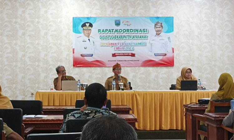 RAKOR: Kepala Dinas Pemberdayaan Perempuan, Perlindungan Anak, Pengendalian Penduduk dan Keluarga Berencana (DP3AP2KB) Hudan Syarifuddin (tengah) saat memimpin rakor persiapan evaluasi KLA 2024 kemari