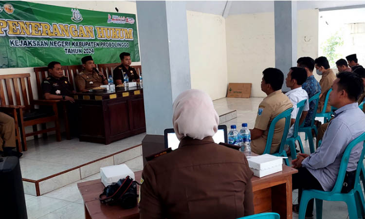 BIAR PAHAM: Seksi Intel Kejari Kabupaten Probolinggo memberikan penyuluhan ke pemerintahan desa beberapa waktu lalu.