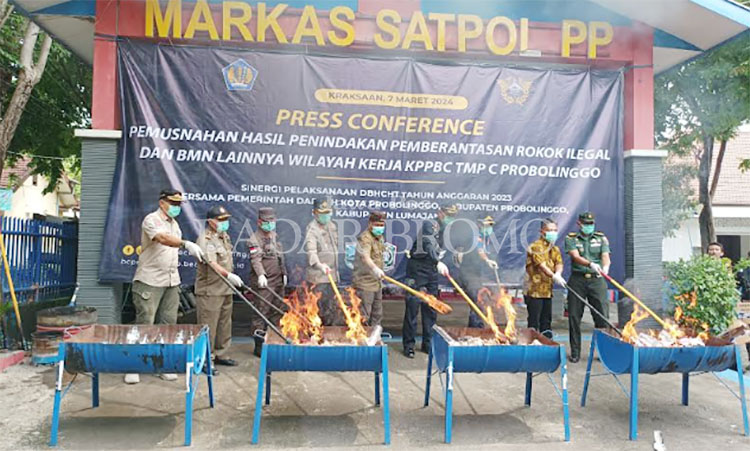 RUGIKAN NEGARA: Pemusnahan 1 juta batang rokok ilegal yang dilakukan di markas Satpol PP Kabupaten Probolinggo.&nbsp;