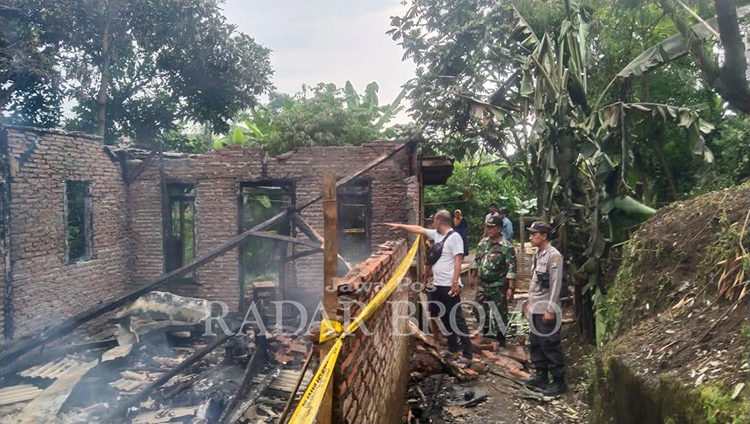 RUSAK PARAH: Anggota Polsek Lumbang bersama stakeholder lainnya meninjau rumah Satiman, warga Dusun Krajan, Desa Purut, Kecamatan Lumbang.