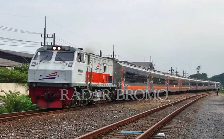 MELAJU: Kereta CC 203 14 KA 88 Mutiara Timur sedang melaju di Stasiun Gedangan, Sidoarjo.
