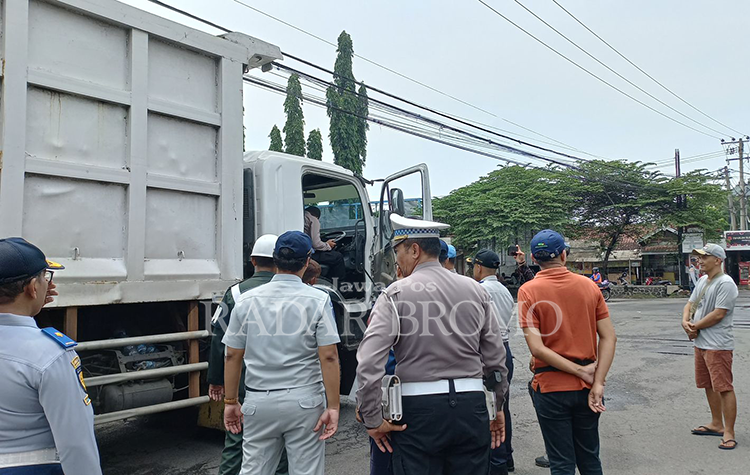 OPERASI: Petugas gabungan memeriksa kendaraan pada Operasi Sadar Keselamatan dan Ketertiban Lalu Lintas Angkutan Jalan Tipe B di Terminal Tipe A Bayuangga Kota Probolinggo, Kamis (7/3) pagi.
